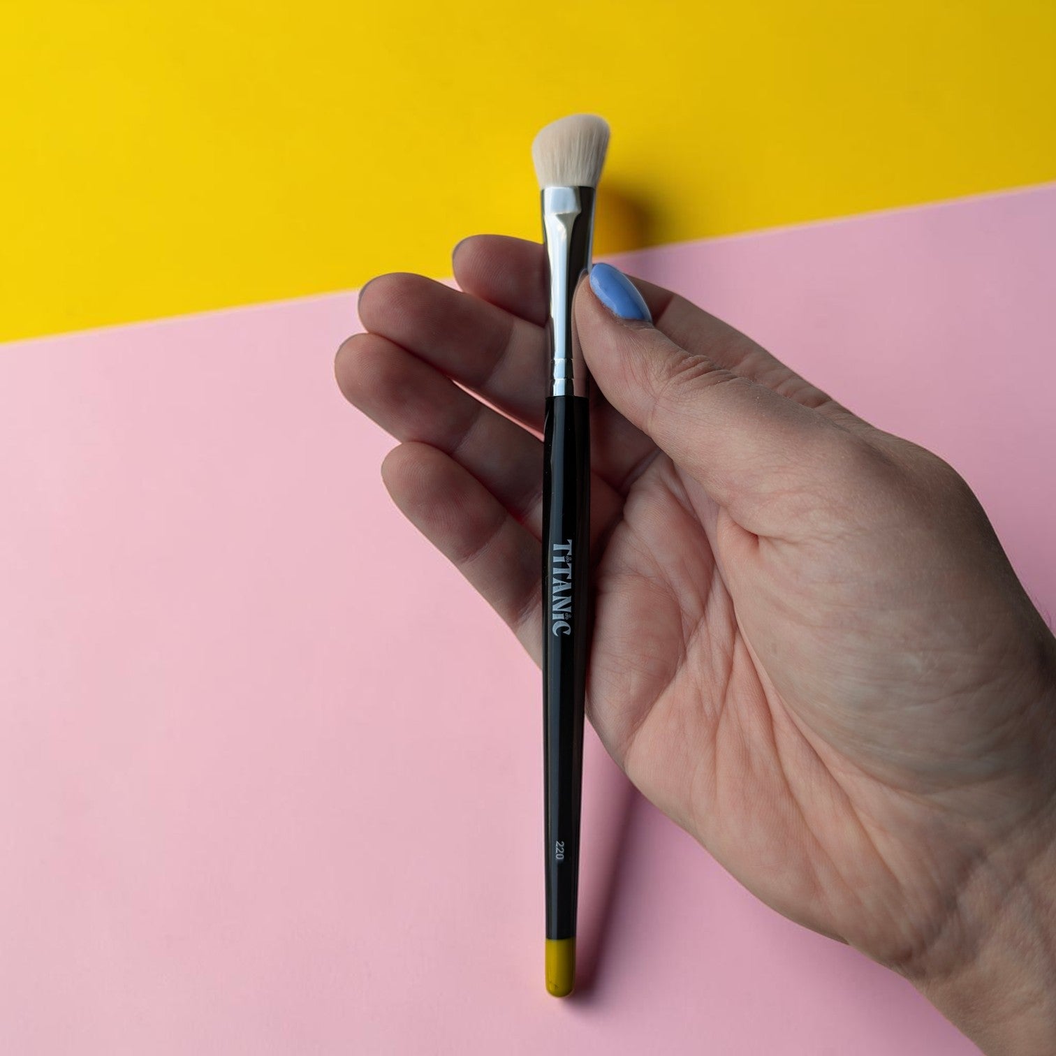 No. 220 - Angled Smokey Blender Brush